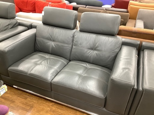 90分の無料軽トラック貸出サービス！KELVIN GIORMANI 2人掛けソファー