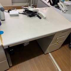 お話中 事務デスク タンス テレビ1式の画像