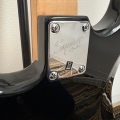 【至急】エレキギター スクワイヤー 黒 美品 スタンド・ピック・チューナー付きの画像