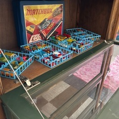 木目が素晴らしいアンティーク、ヴィンテージ木製飾り棚、食器棚、本棚の画像