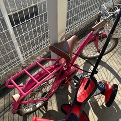 ピンクの子供自転車の画像