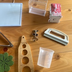 ホワイトボード　キーホルダーケース、メモクリップ　コースター　トング　軽量カップ　粉ふるい　パスタスケール　などの画像