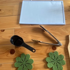 ホワイトボード　キーホルダーケース、メモクリップ　コースター　トング　軽量カップ　粉ふるい　パスタスケール　などの画像