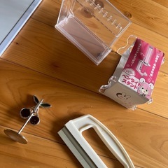 ホワイトボード　キーホルダーケース、メモクリップ　コースター　トング　軽量カップ　粉ふるい　パスタスケール　などの画像