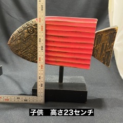 木彫りの魚の親子と魚を釣るバリネコ の画像