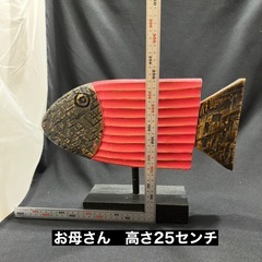 木彫りの魚の親子と魚を釣るバリネコ の画像