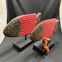 木彫りの魚の親子と魚を釣るバリネコ の画像