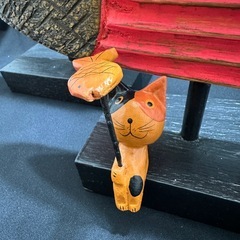 木彫りの魚の親子と魚を釣るバリネコ の画像