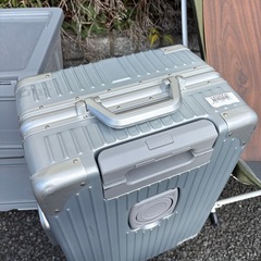 ご自由にお取り下さいで置いてます。キャリーケースの画像