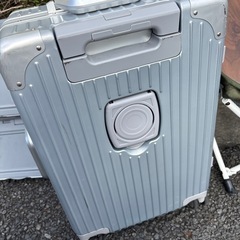 ご自由にお取り下さいで置いてます。キャリーケースの画像