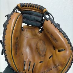 しっかり捕球できる深めポケット・良質レザー採用のハタケヤマ キャッチャーミット TH-BS22　ブラック×キャメル 配色が人気の定番モデル　251119-6Tの画像