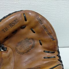 しっかり捕球できる深めポケット・良質レザー採用のハタケヤマ キャッチャーミット TH-BS22　ブラック×キャメル 配色が人気の定番モデル　251119-6Tの画像