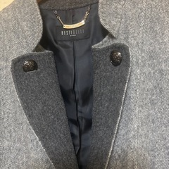 立体感ある女性らしいデザインコートの画像