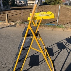 トレー付き4段脚立の画像