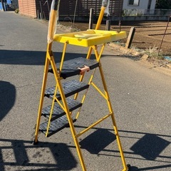 トレー付き4段脚立の画像