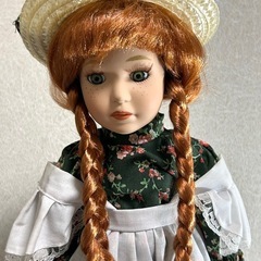 赤毛のアン ドール 高さ約40cm ビスクドール風 人形 三つ編み 帽子付き 台座付きの画像