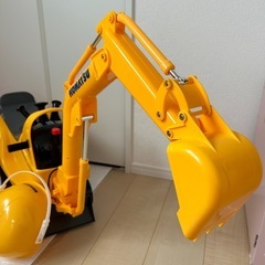 【美品】コマツ 乗り物　ショベルカー　ヘルメット付きの画像