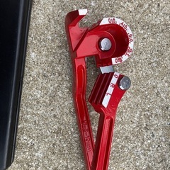 デジタルノギスとチューブベンダーの画像