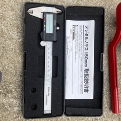 デジタルノギスとチューブベンダーの画像