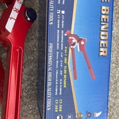 デジタルノギスとチューブベンダーの画像