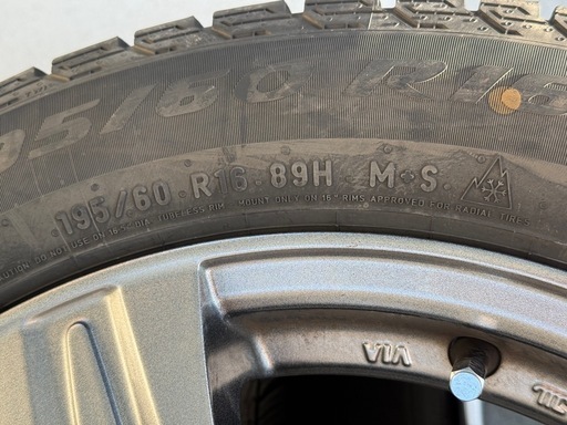 ★美品★　PIRELLI ピレリ 195/60R16 スタッドレスタイヤ 冬タイヤ 残り溝 約6mm
