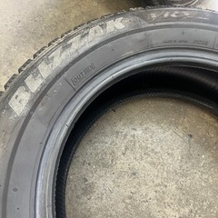 195/60R15 BRIDGESTONE VRX2 スタッドレスタイヤ の画像
