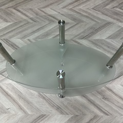 ガラス2段テーブルの画像