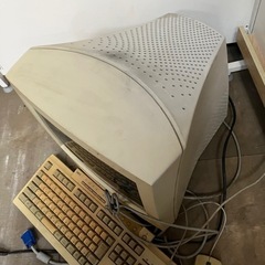 古ーいパソコン？モニタ？キーボードマウス
の画像