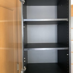 ガラス扉付き黒い収納キャビネットの画像