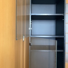 ガラス扉付き黒い収納キャビネットの画像