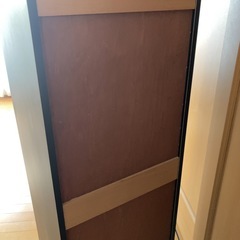 ガラス扉付き黒い収納キャビネットの画像