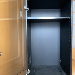 ガラス扉付き黒い収納キャビネットの画像