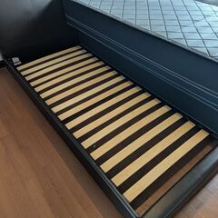 クイーンサイズ対応のニトリ製ローベッドフレーム（フレームのみ）の画像