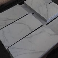 未使用/新品　2f　未使用/新品　倉庫保管品　フロアタイル　1枚価格　在庫70枚　　置くだけ DIY 床タイル おしゃれ 大理石調 マーブルホワイトの画像