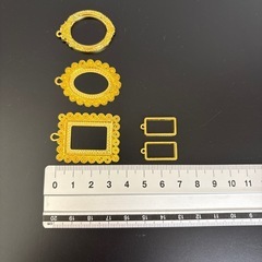 ゴールド　レジンアクセサリーの枠７個の画像