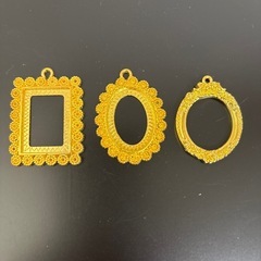 ゴールド　レジンアクセサリーの枠７個の画像