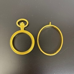 ゴールド　レジンアクセサリーの枠７個の画像