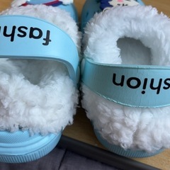 新品未使用　訳あり　キッズ　子供　靴　冬サンダル　スリッパ　裏ボアの画像