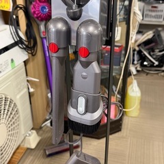 【超美品‼️】ダイソン デジタルスリム SV18 コードレススティッククリーナー サイクロン式掃除機 アタッチメント･スタンド付き♪の画像
