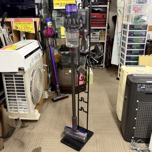 【超美品‼️】ダイソン デジタルスリム SV18 コードレススティッククリーナー サイクロン式掃除機 アタッチメント･スタンド付き♪