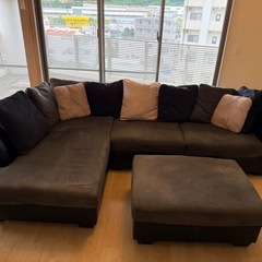 イエローボックスで購入した大きめのソファーとオットマンの画像