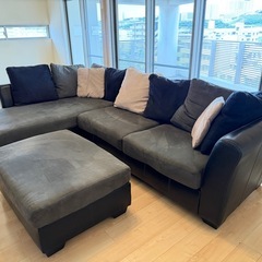 イエローボックスで購入した大きめのソファーとオットマンの画像
