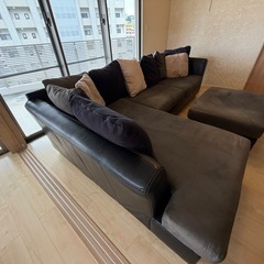 イエローボックスで購入した大きめのソファーとオットマンの画像