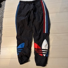 アディダスナイロンジャージ上下セットの画像