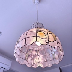 🌸天然カピスシェルペンダントライト✨ステンドグラス風花柄デザイン💛ヴィンテージ・ボヘミアン・子ども部屋・洋室にぴったり🌿人気高価品5,000円🌟の画像
