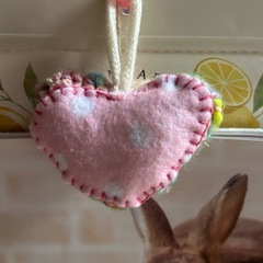 ハンドメイドのハートストラップの画像