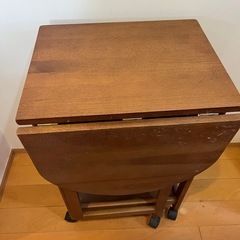 折りたたみ式　キャスター付きテーブルの画像