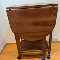 折りたたみ式　キャスター付きテーブルの画像