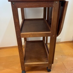 折りたたみ式　キャスター付きテーブルの画像