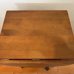 折りたたみ式　キャスター付きテーブルの画像